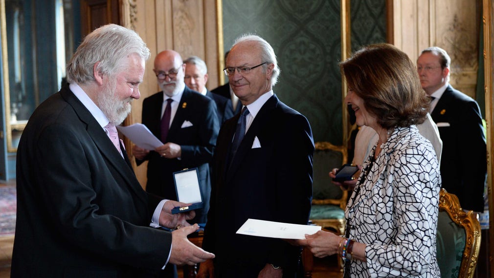 Kjell Albin Abrahamson mottog ifjol H M konungens medalj (8:e storleken högblått band) ”för betydande insatser som författare och journalist”.