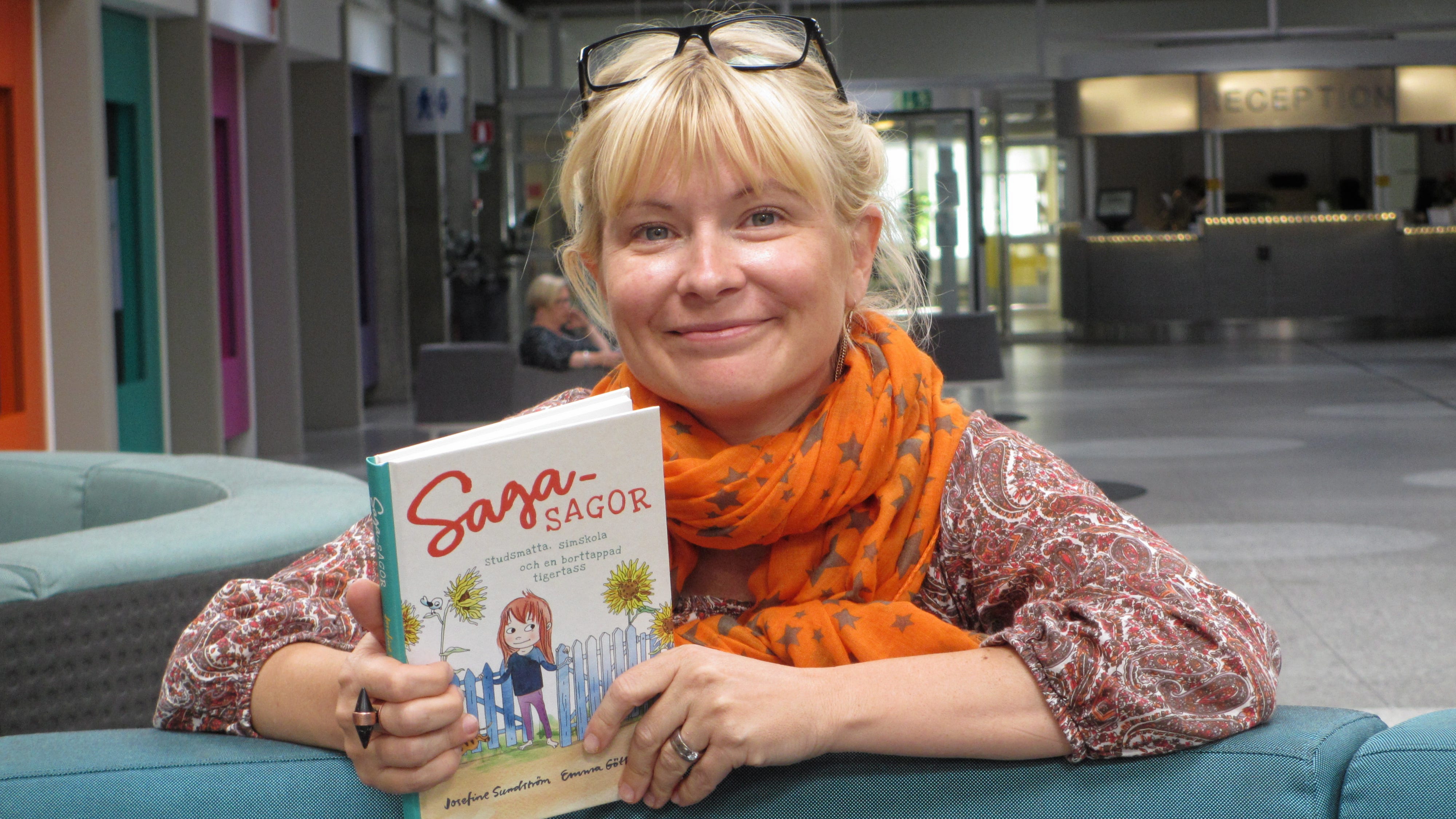 Josefine Sundström har gett sig själv en bok i 40-årspresent, en bok hon skrivit själv.