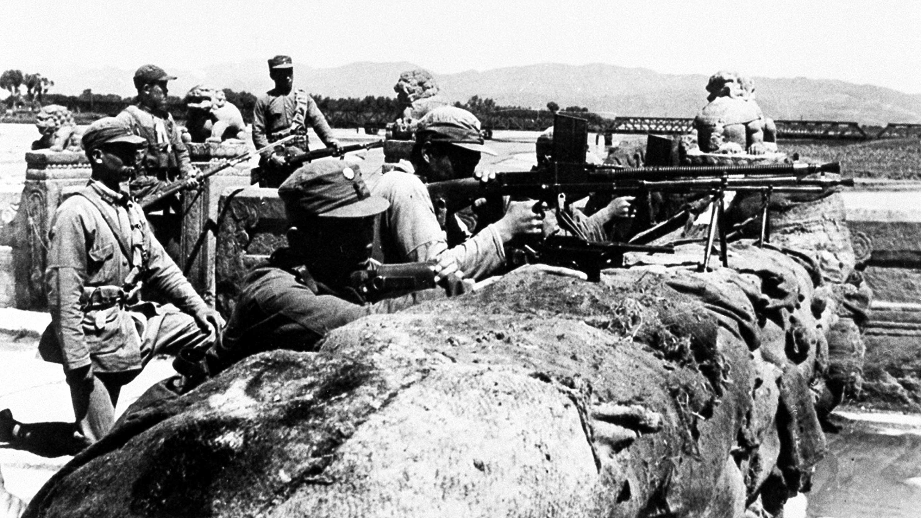 Kinesisk militär på Marco Polo-bron sommaren 1937 som försöker försvara staden mot japanska trupper. Händelsen har tidigare räknats som starten för det sino-japanska kriget.