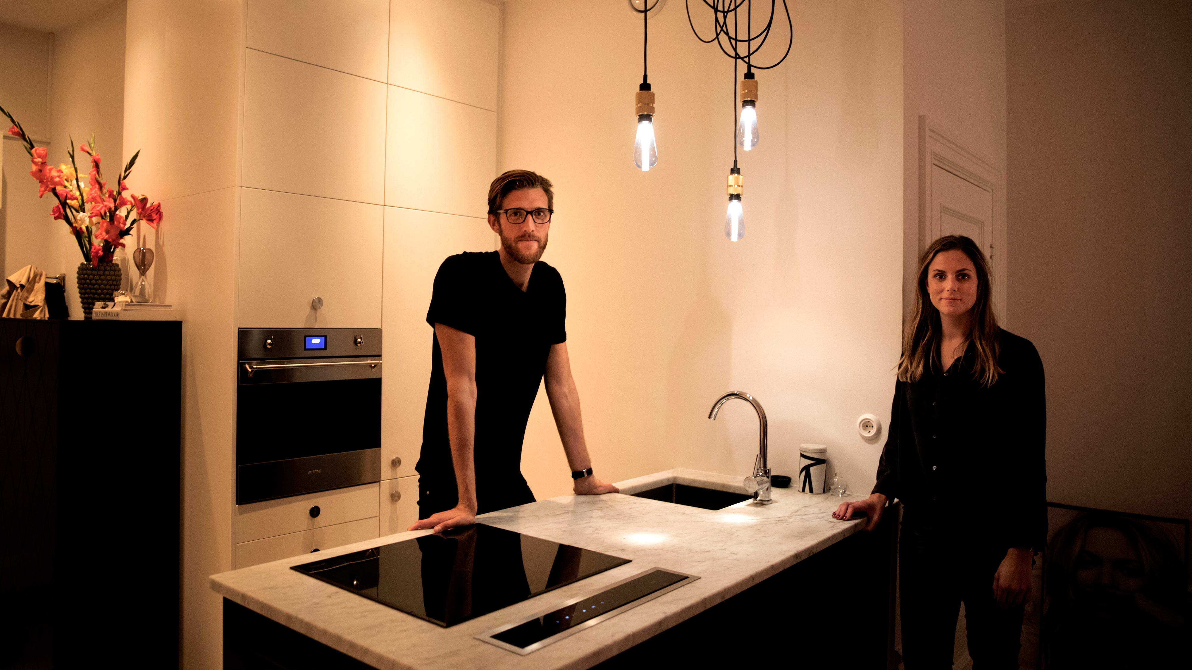 Paret Magnus Holm och Anna Johansson är pionjärer i den nya delningsekonomin. De vill hellre dela än äga och använder tjänster som Drivenow, Uber, Airbnb och annat för att spara både pengar och miljö.
