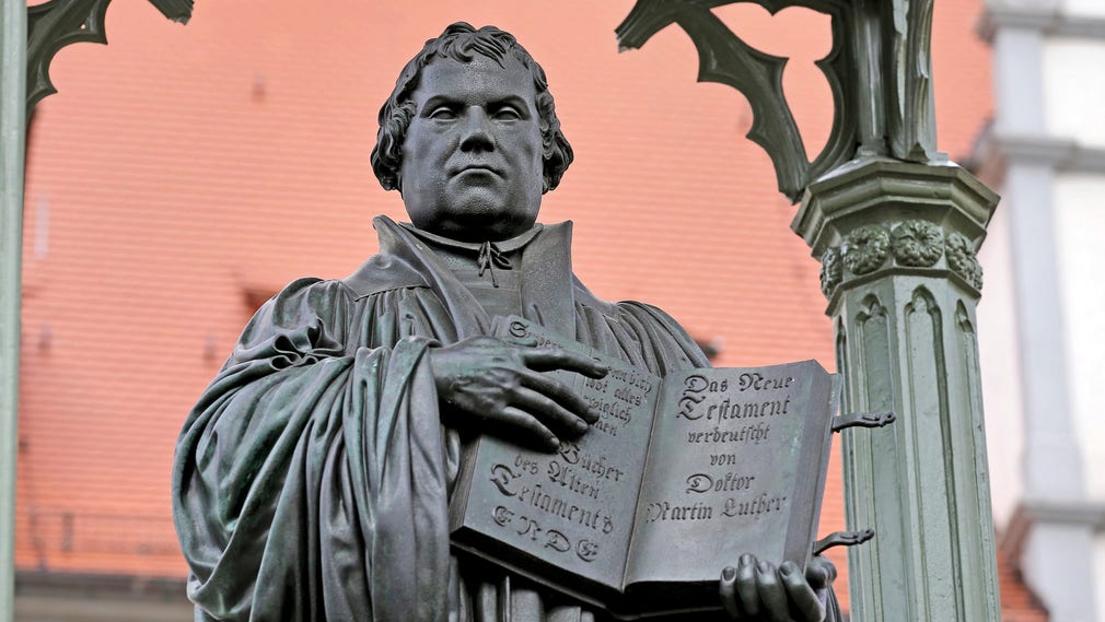 ”Det står ju i Bibeln.” Staty över Martin Luther i Wittenberg.