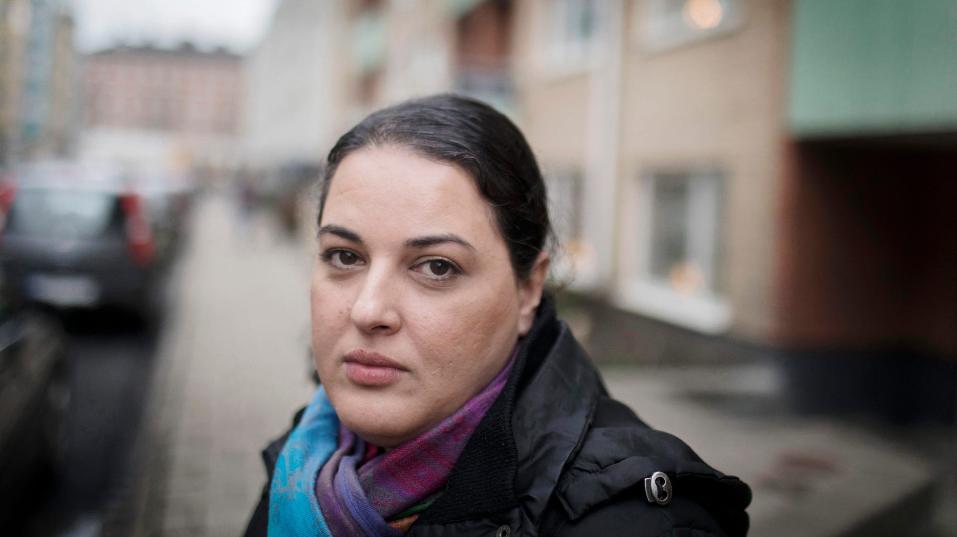 ”Min dotter är nästan åtta år nu. Hon läser och förstår nyheterna. Jag kan inte skydda henne längre”, säger Elinor Magnusson som jobbar i den judiska församlingen.