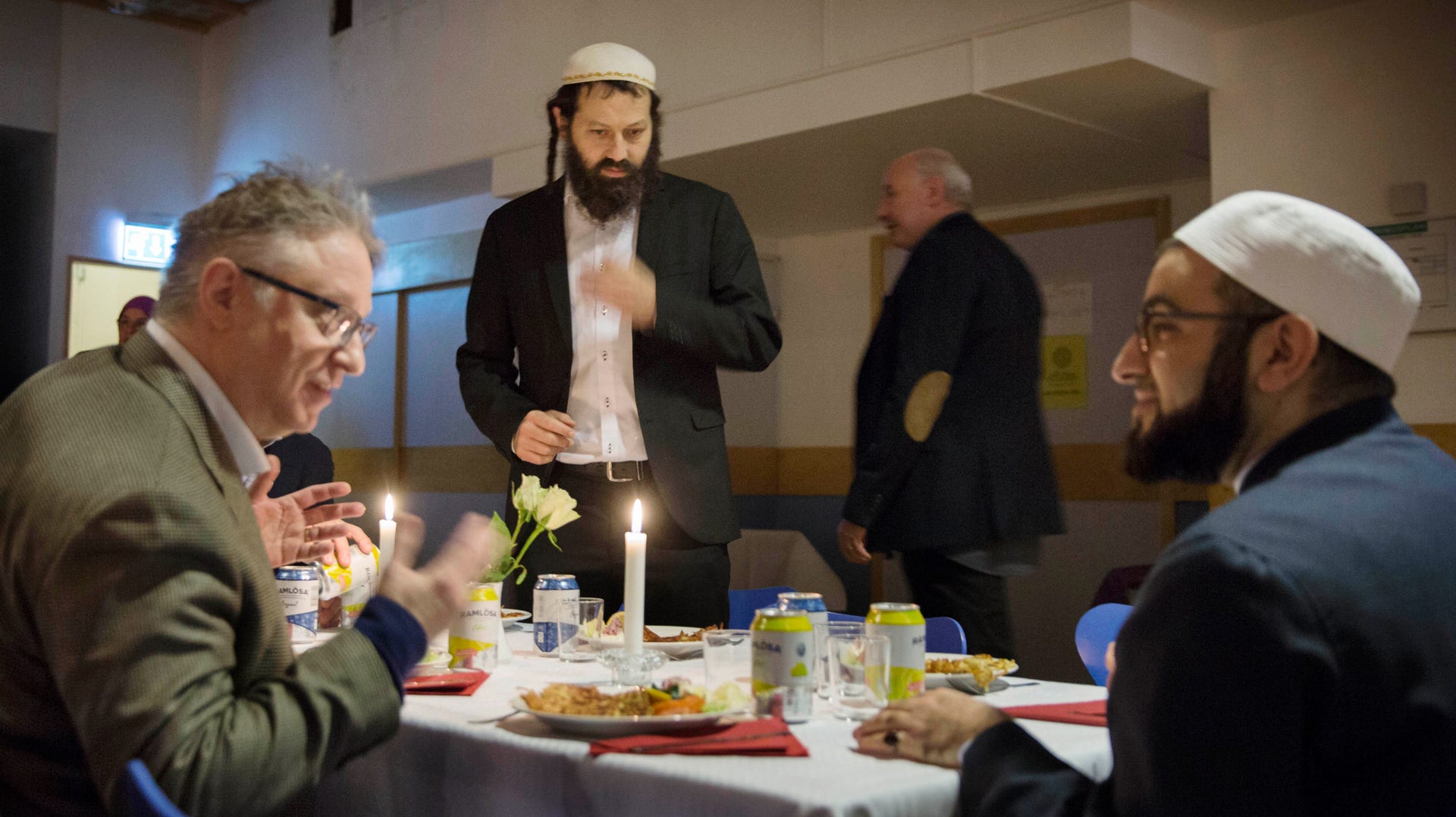 20171213 Judar och muslimer i samarbete mot islamofobi och antisemitism. Fredrik Sieradzki från Judiska informationscentret, rabbinen Moshe-David HaCohen och imanen Salahuddin Barakat samtalar under middagen i den judiska församlingen.