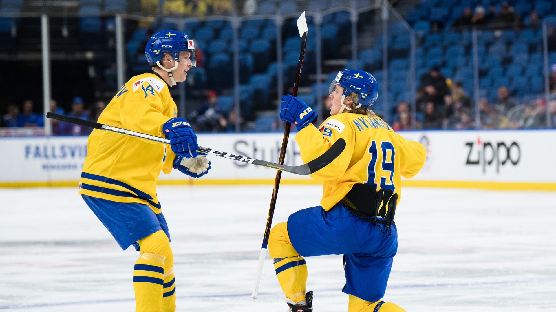Elias Pettersson, till vänster, gjorde 2-0 när Sverige vann mot Tjeckien och Alexander Nylander det avgörande 3–1-målet.