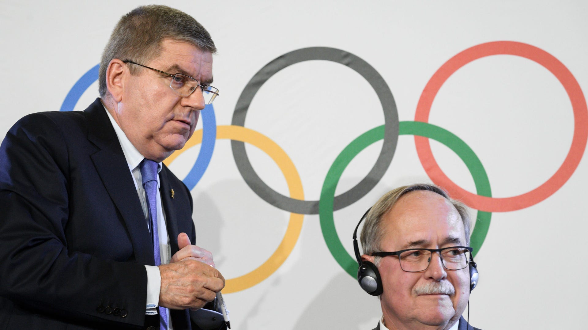 IOK-basen Thomas Bach och SAmuel Schmid, som utrett ryska dopningen.