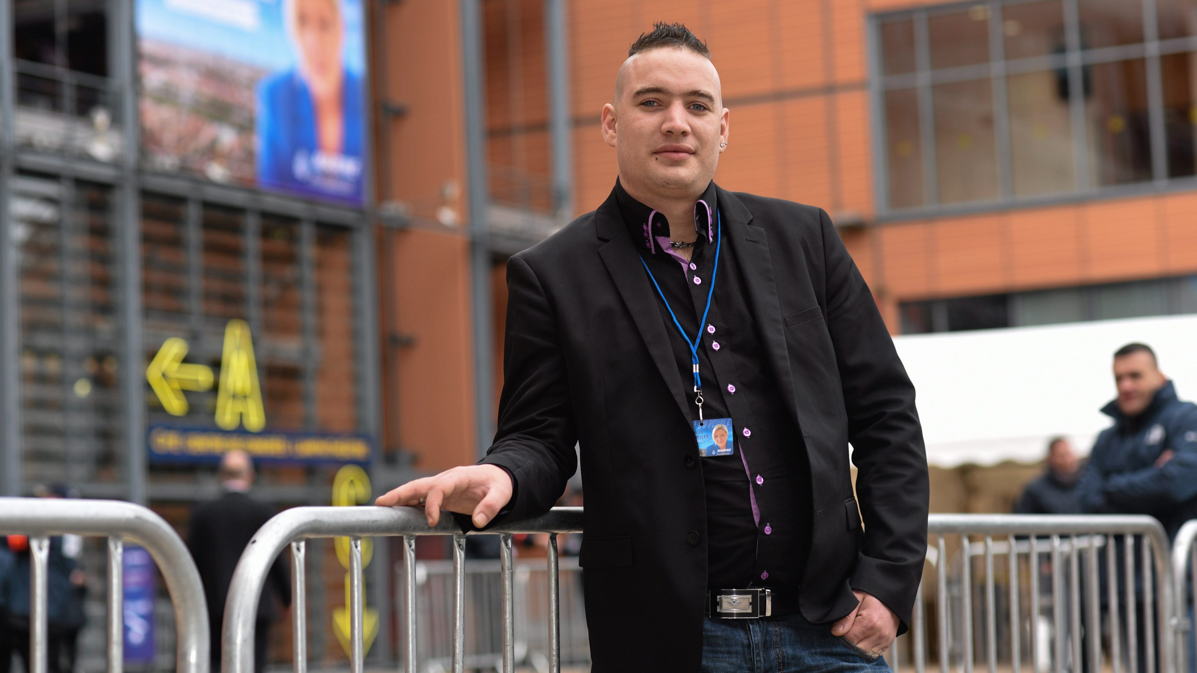 ”Den enda som kan leda oss på rätt väg är Le Pen”, säger Aurelien Royere.
