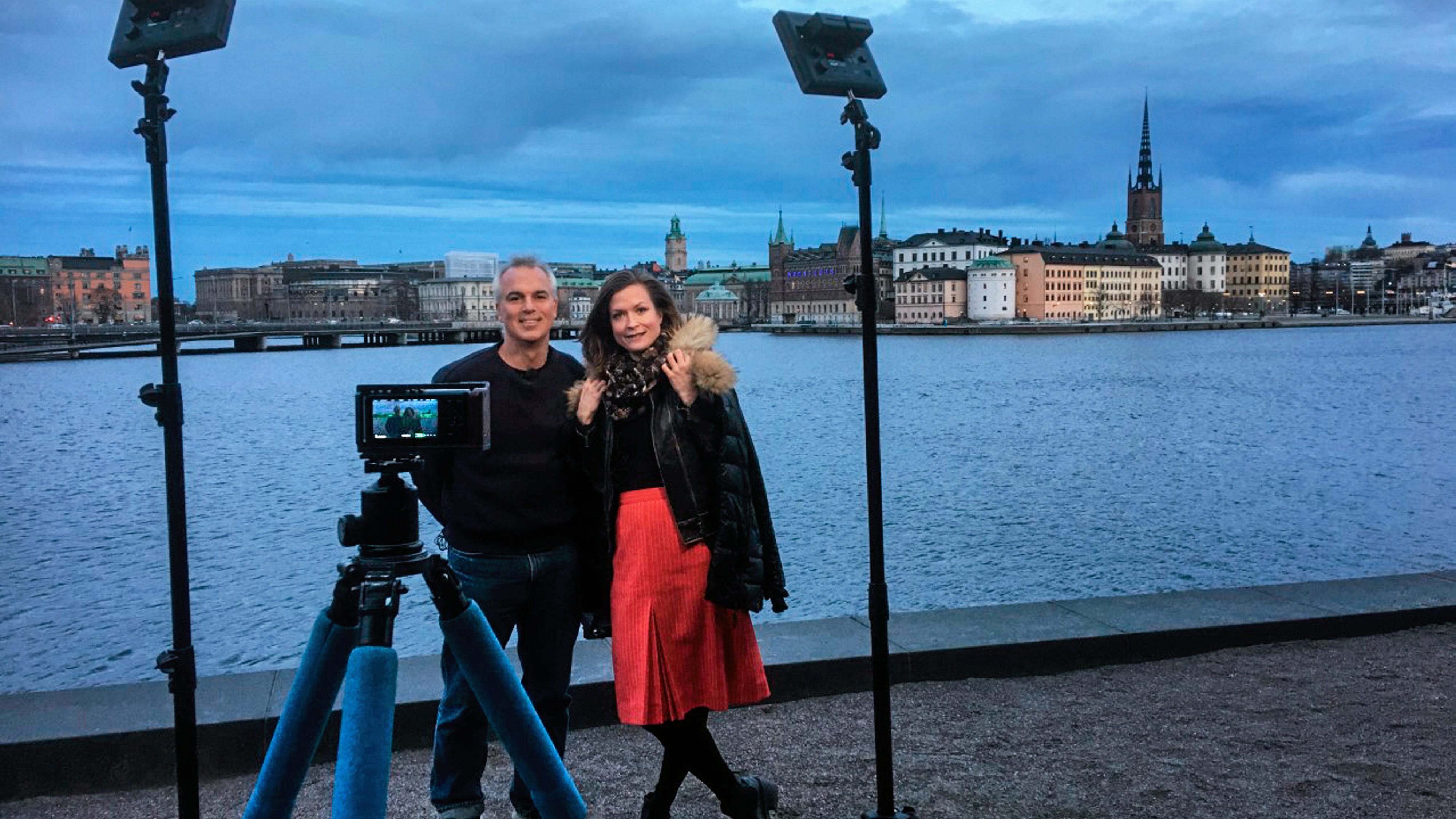 Paul Hansen och Linda Forsell är två av fotograferna som bidrar till ”Last night in Sweden”. Här spelar de in en trailer för att skapa uppmärksamhet kring projektet.