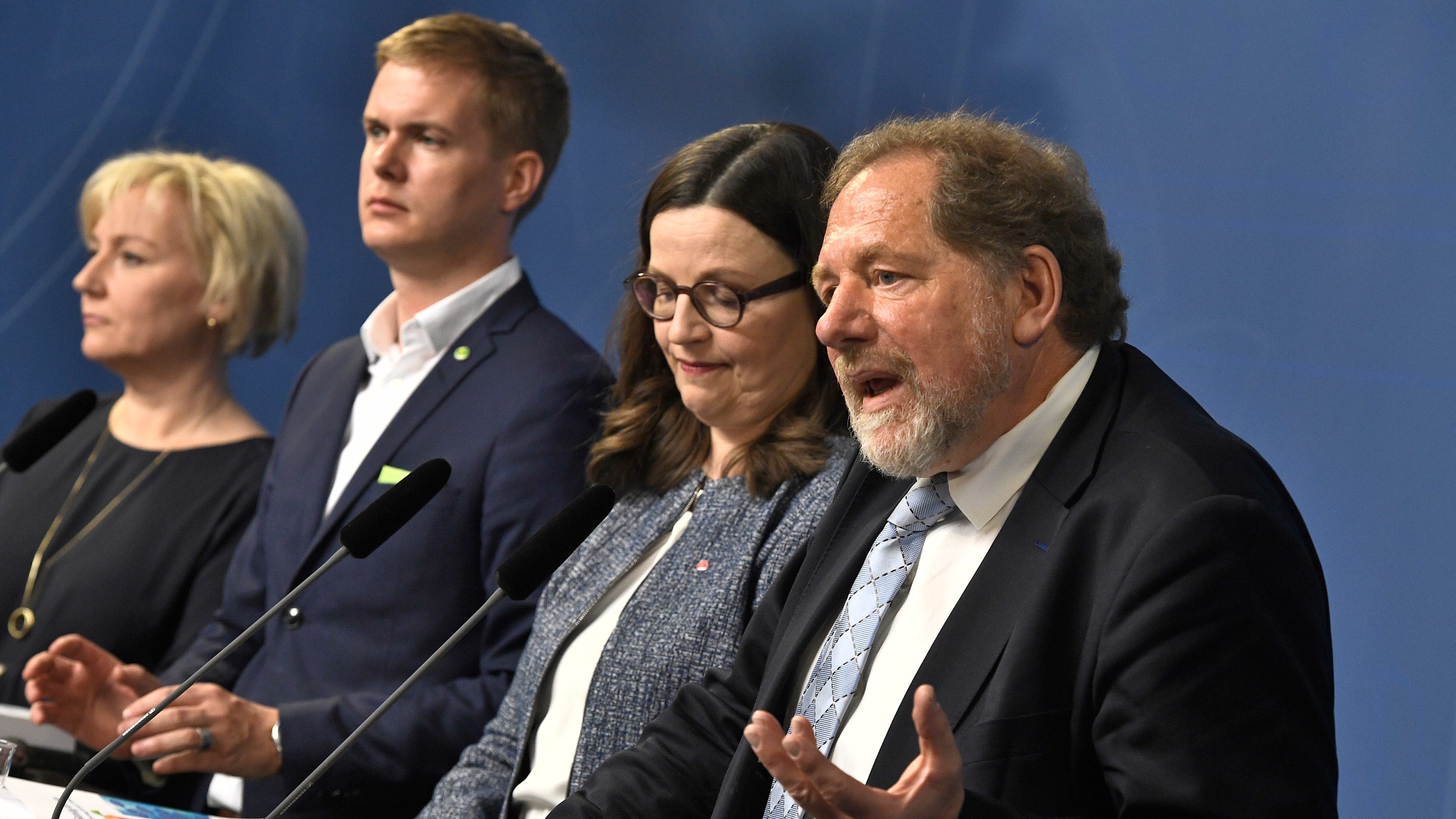 Minister för högre utbildning och forskning Helene Hellmark Knutsson, utbildningsminister Gustav Fridolin, gymnasie- och kunskapslyftsminister Anna Ekström och skolkommissionens ordförande Jan-Eric Gustafsson vid en presskonferens i Rosenbad på torsdagen.