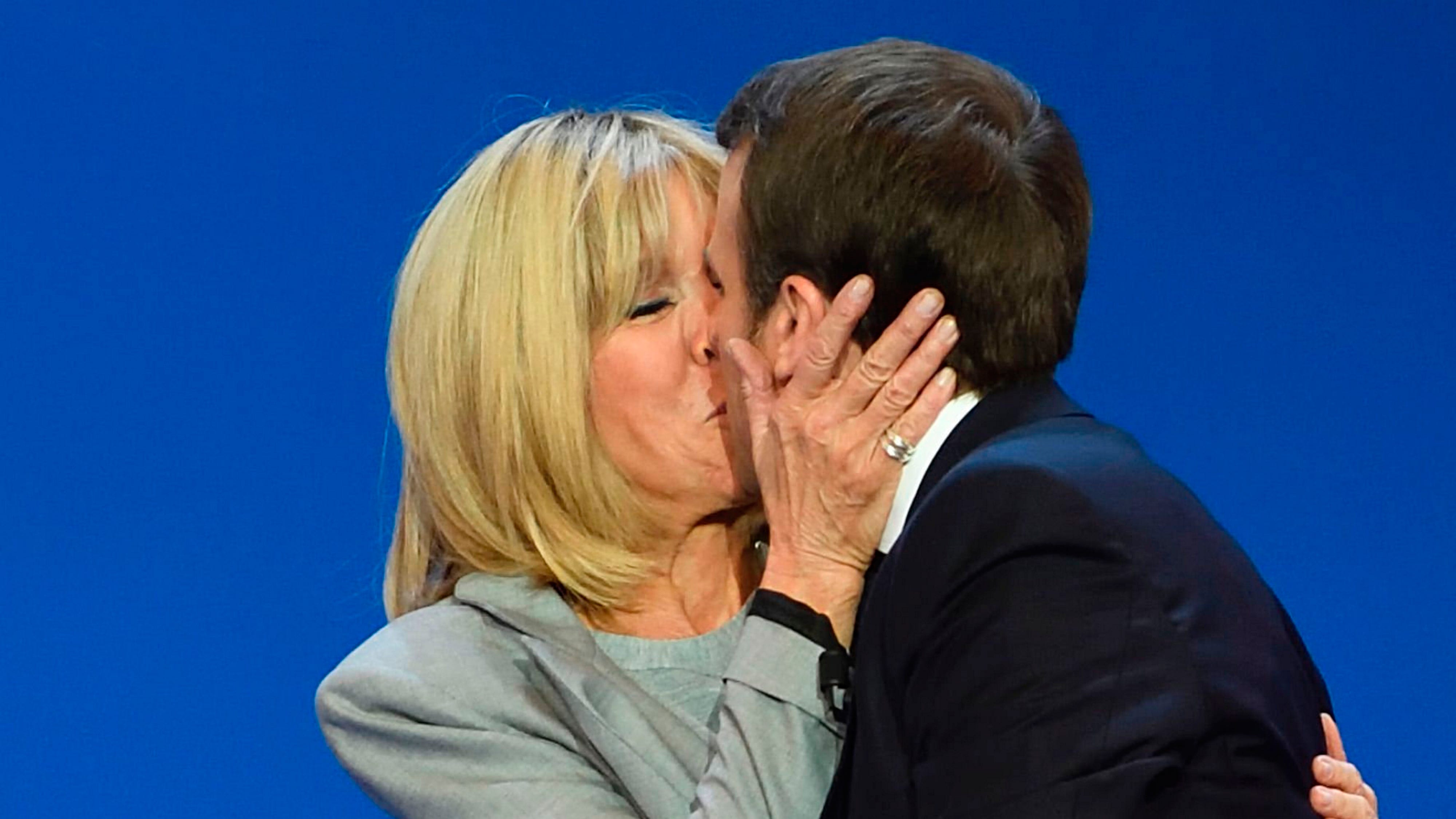 Macron ger hustrun Brigitte en puss.