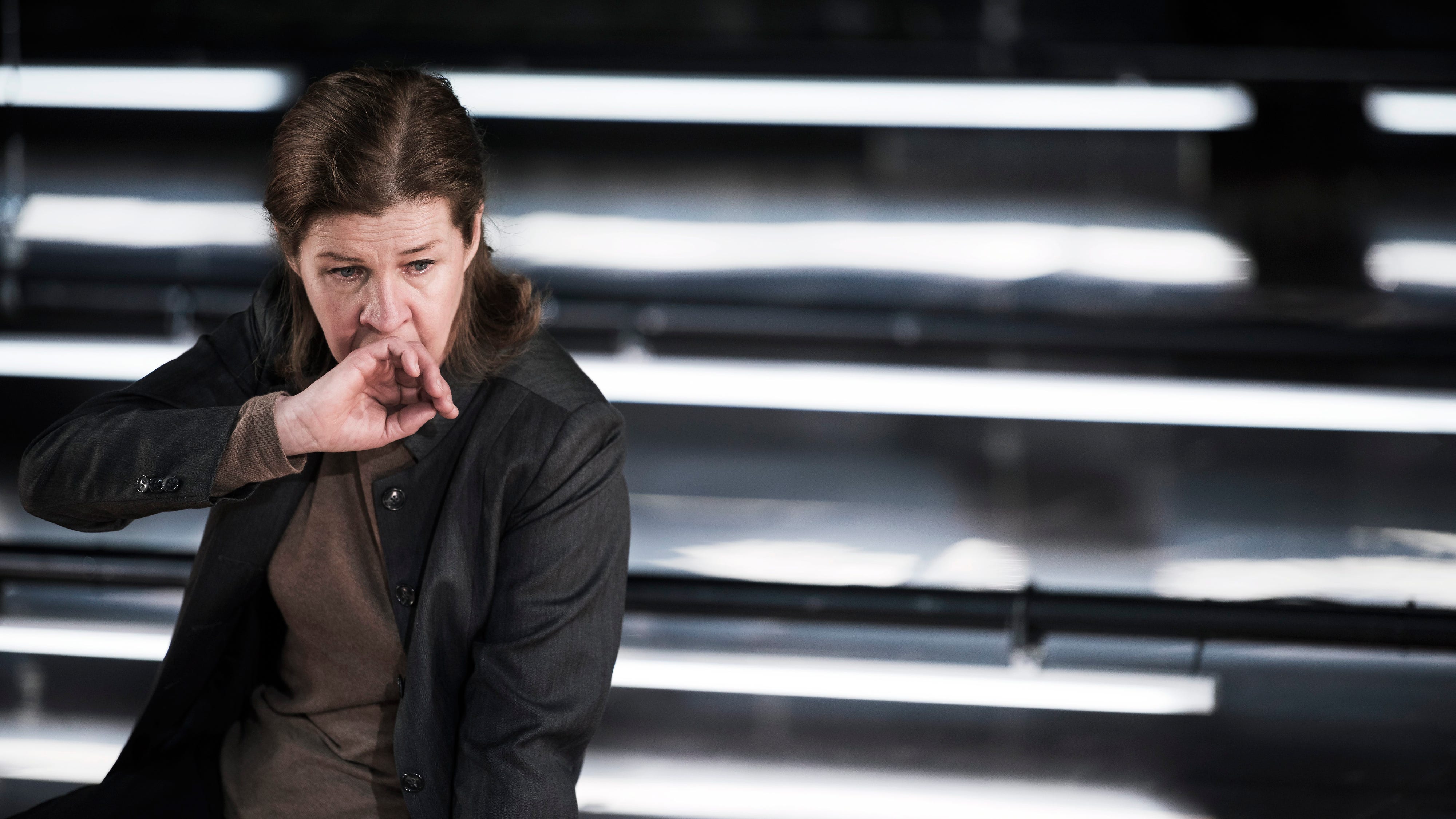 Ingela Olsson i Johannes Holmen Dahls uppsättning av ”I lodjurets timma” på Dramaten 2016. Carl Thorborg