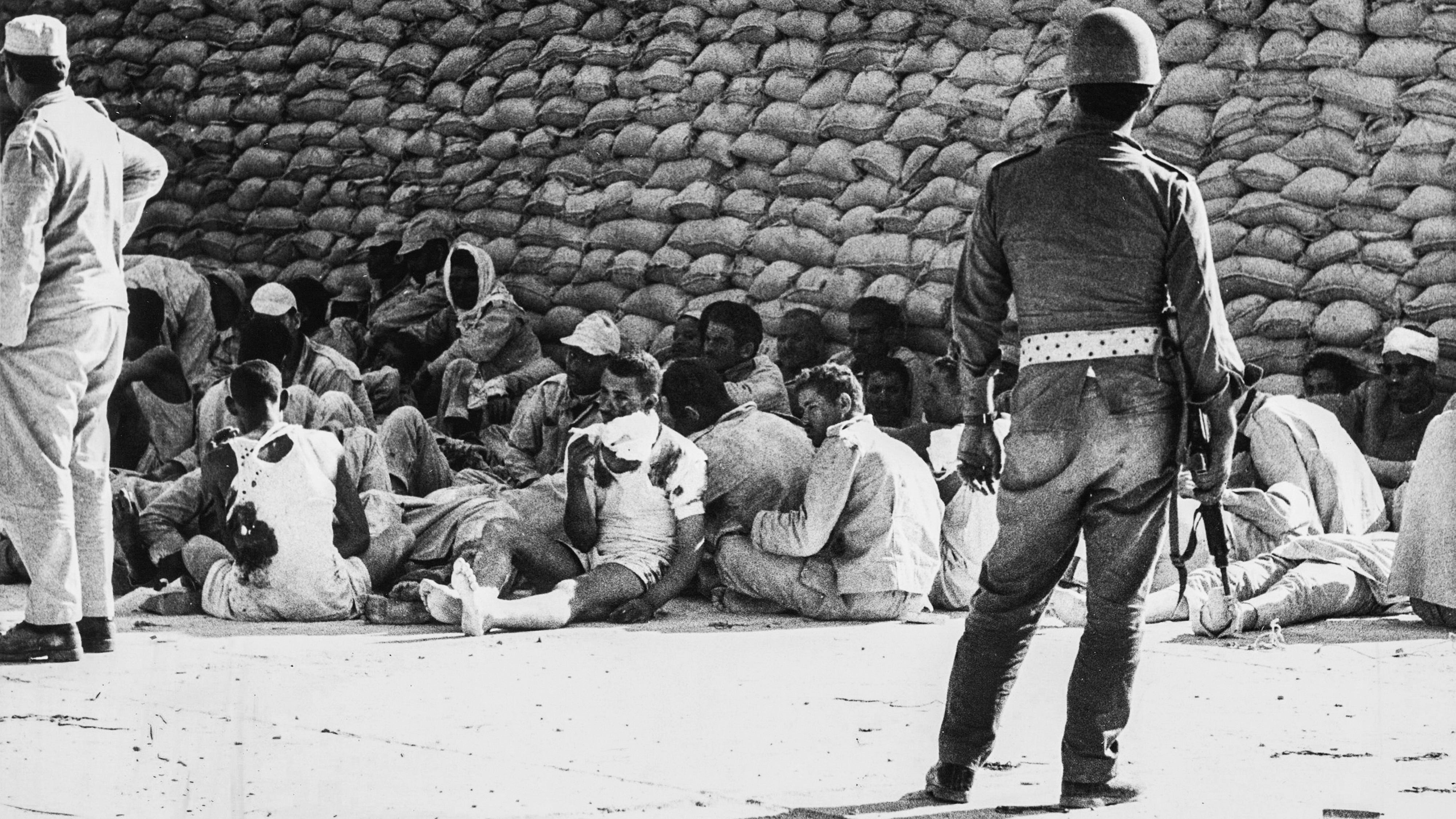 10 juni 1967. En israelisk soldat med egyptiska krigsfångar i ett av de många fångläger som upprättades i Israel.