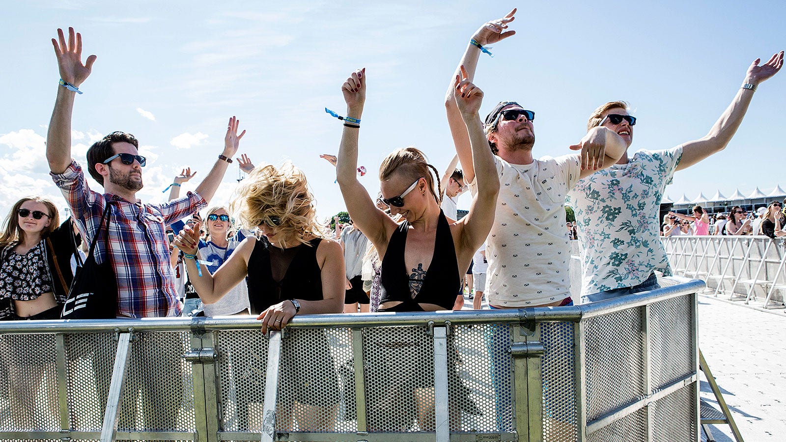 Publiken dansar under musikfestivalen Summerburst på Gärdet 2015. I helgen är det dags igen.