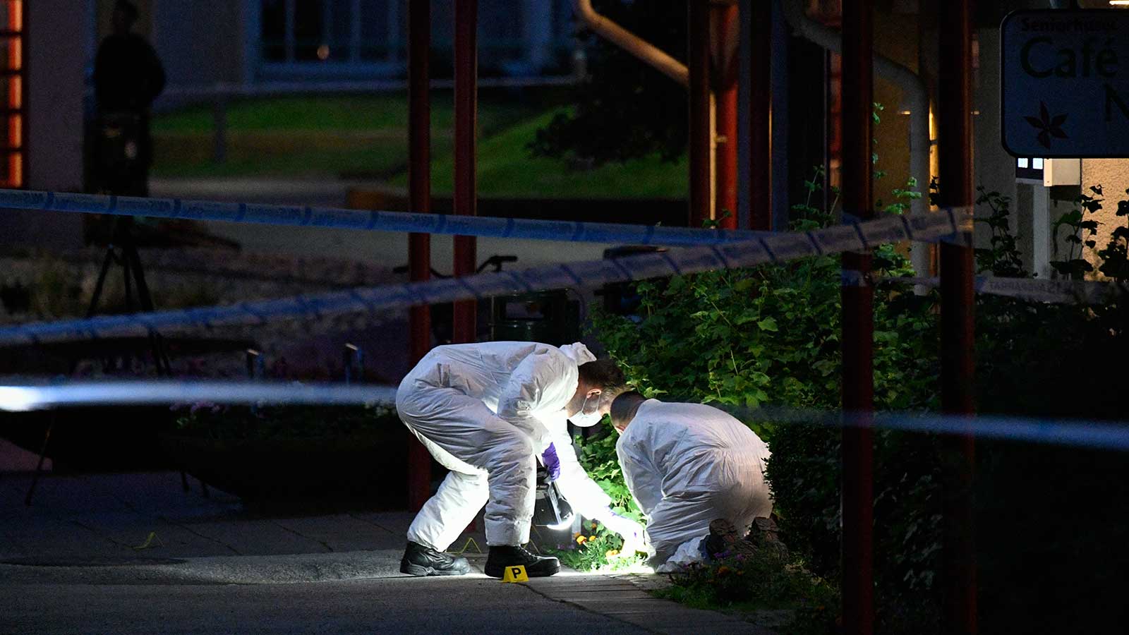 Polisens tekniker arbetar på platsen efter söndagens skottlossning i Malmö.