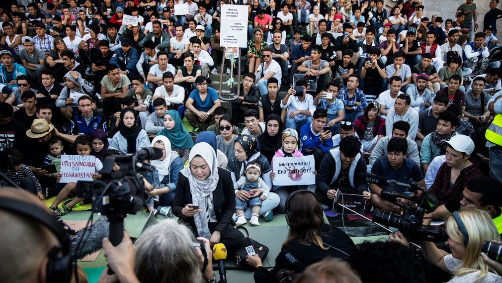 Fatemeh Khavari, talesperson för Ung i Sverige, håller pressträff från manifestationen på Medborgarplatsen på fredagen.