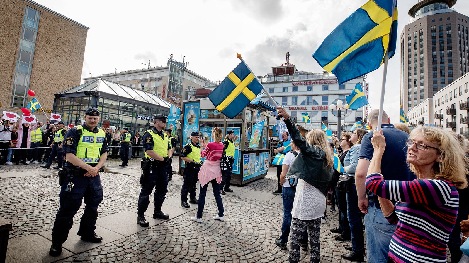 Demonstrationer för och emot afghaners rätt att stanna i Sverige möttes på Medborgarplatsen i Stockholm.