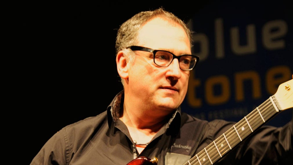 Jazzgitarristen och kompositören Chuck Loeb har avlidit.