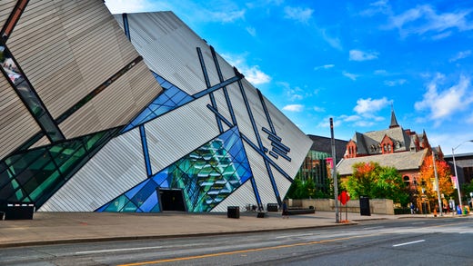 Royal Ontario Museum är ett av Nordamerikas största museer med fokus på konst, kultur och historia, och har över en miljon besökare per år. Byggnaden är minst sagt uppseendeväckande.