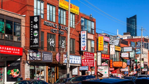 Toronto är berömt för sin kosmopolitiska, mångkulturella prägel. Den är mer än en myt, med områden med mycket olika karaktär och storstadskänsla. Stadens China town ligger centralt.