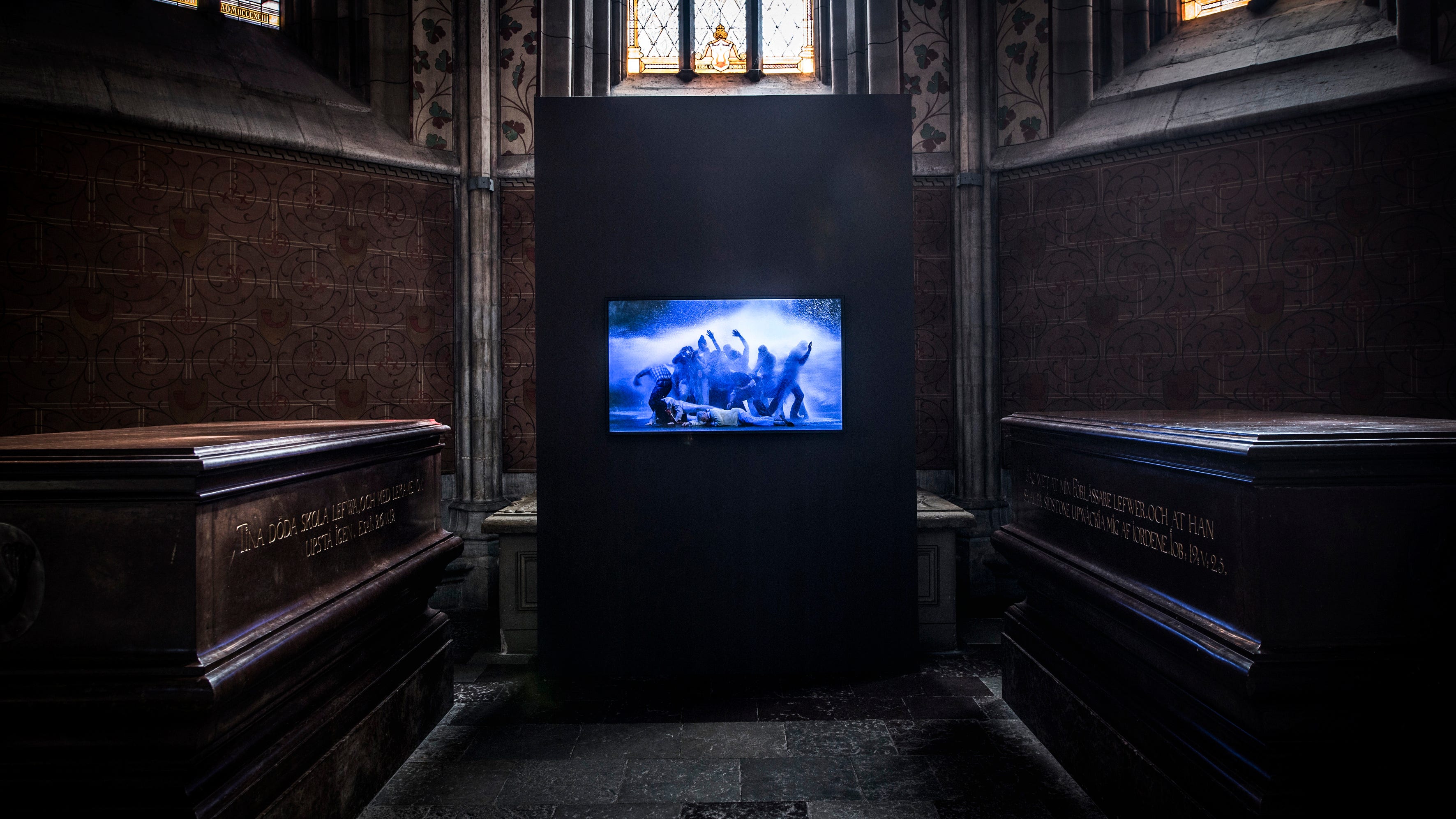 ”Tempest” av Bill Viola i Uppsala domkyrka.