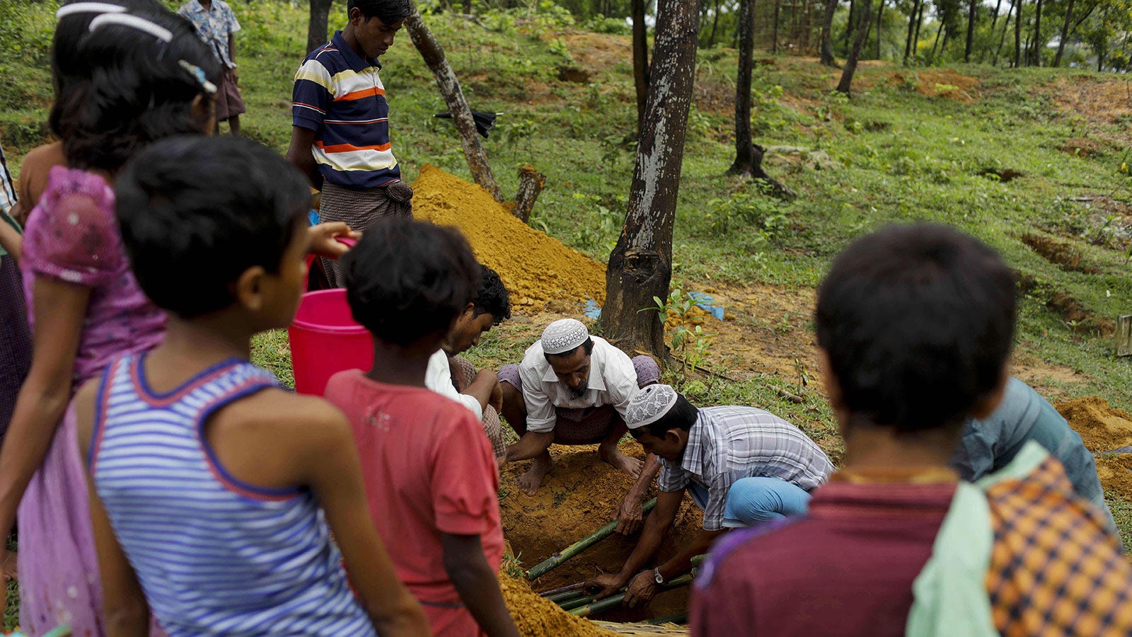 Ett barn begravs i flyktinglägret Kutupalong i Bangladesh. Över 300 000 rohingyer har tvingats på flykt till Bangladesh och tiotusentals tros fortfarande vara på flykt inom Burma.
