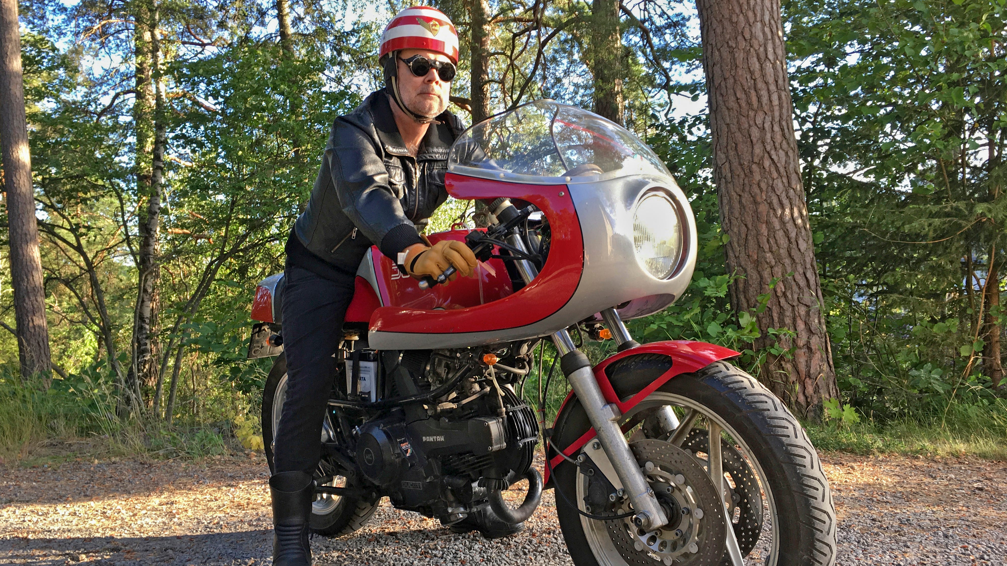 Här är Micke Werkelin på motorcykeln han har köpt tre gånger.
