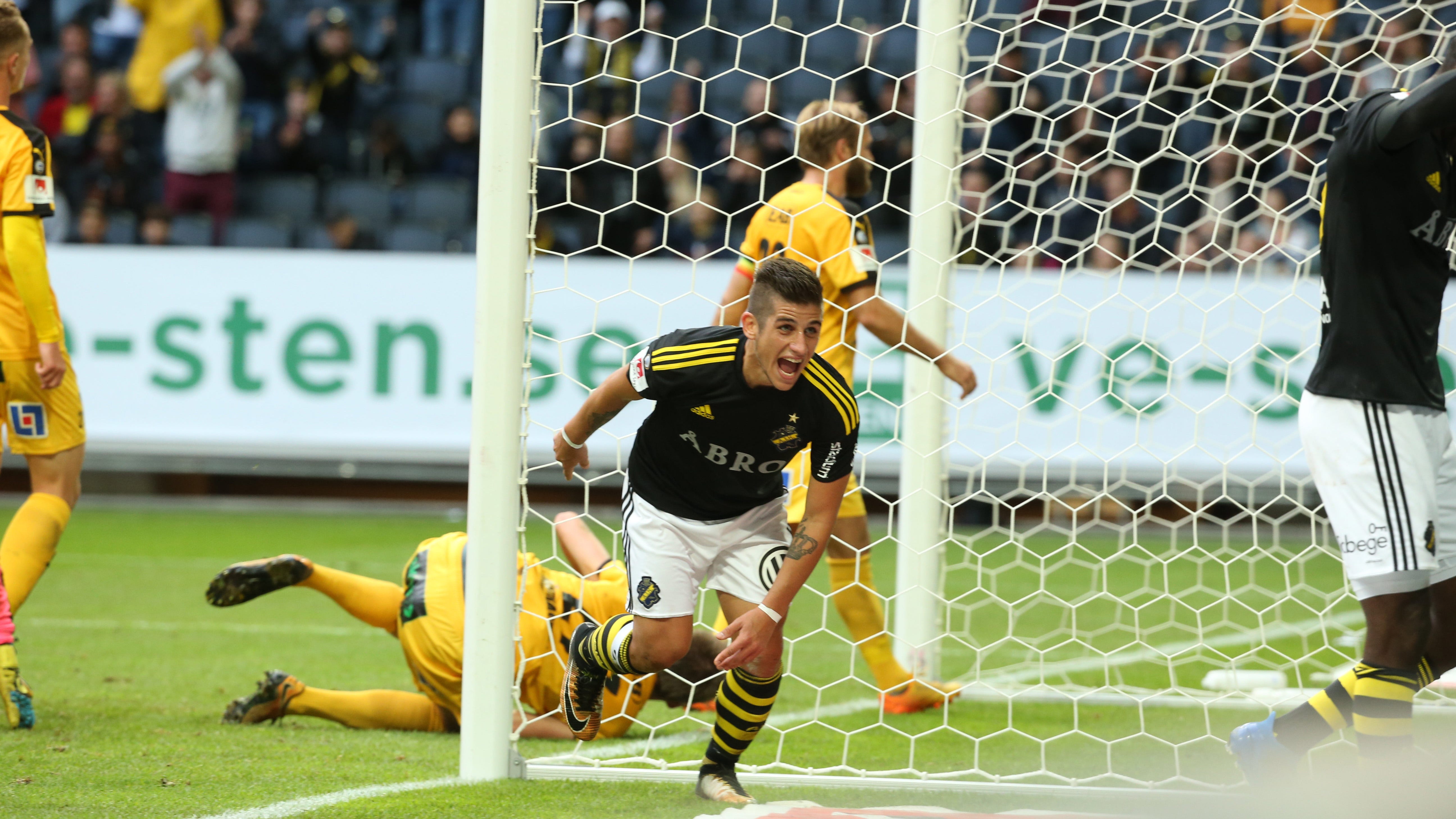 IK:s Nicolás Marcelo Stefanelli jublar efter sitt 3-0 mål mot HBK.