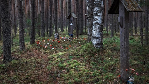 Skogen är fylld av minnesplatser.