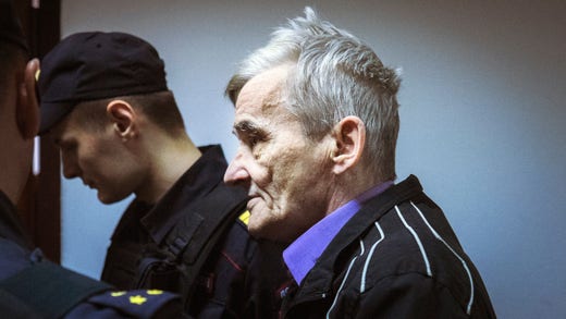 Jurij Dmitrijev förs till rättssalen i Petrozavodsk.