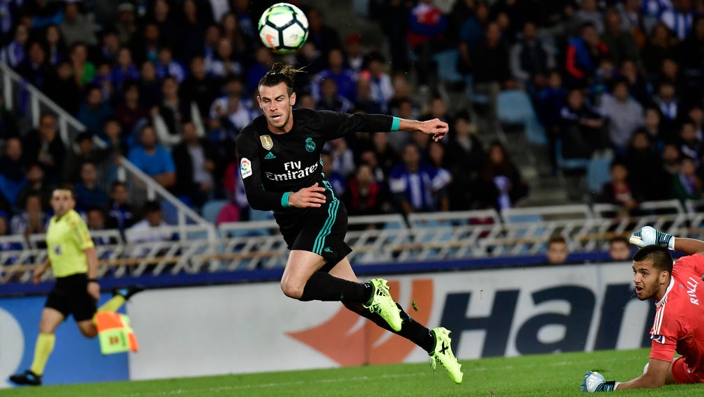 Real Madrids Gareth Bale chippar kallt in ett mål mot Real Sociedad.