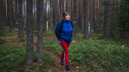 Viktorija Bondar passerar monumenten när hon är ute i skogen för att plocka bär.