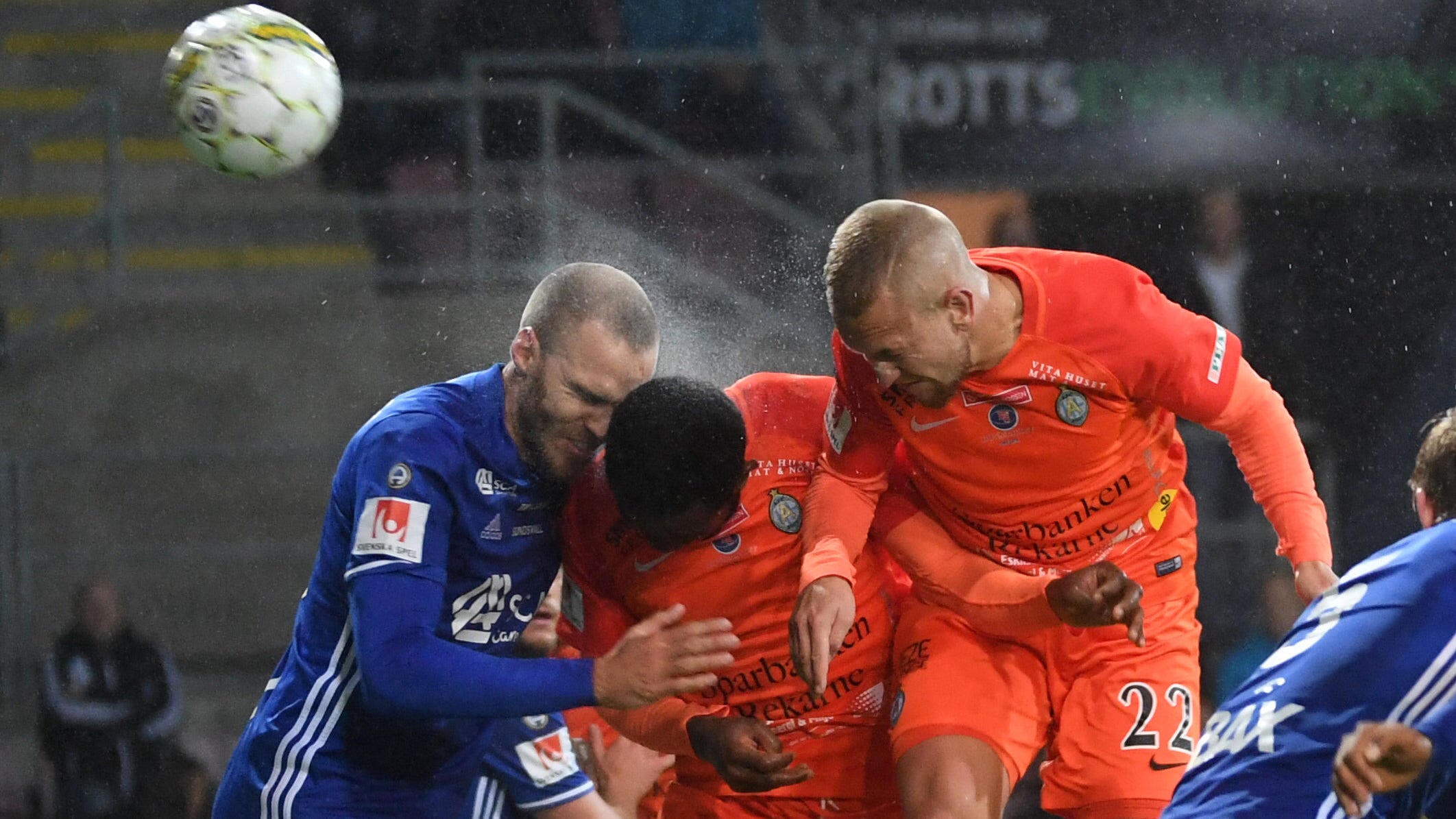 Sundsvalls Marcus Danielsson och Eskilstunas Chidi Omeje krockar under måndagens match i Allsvenskan.