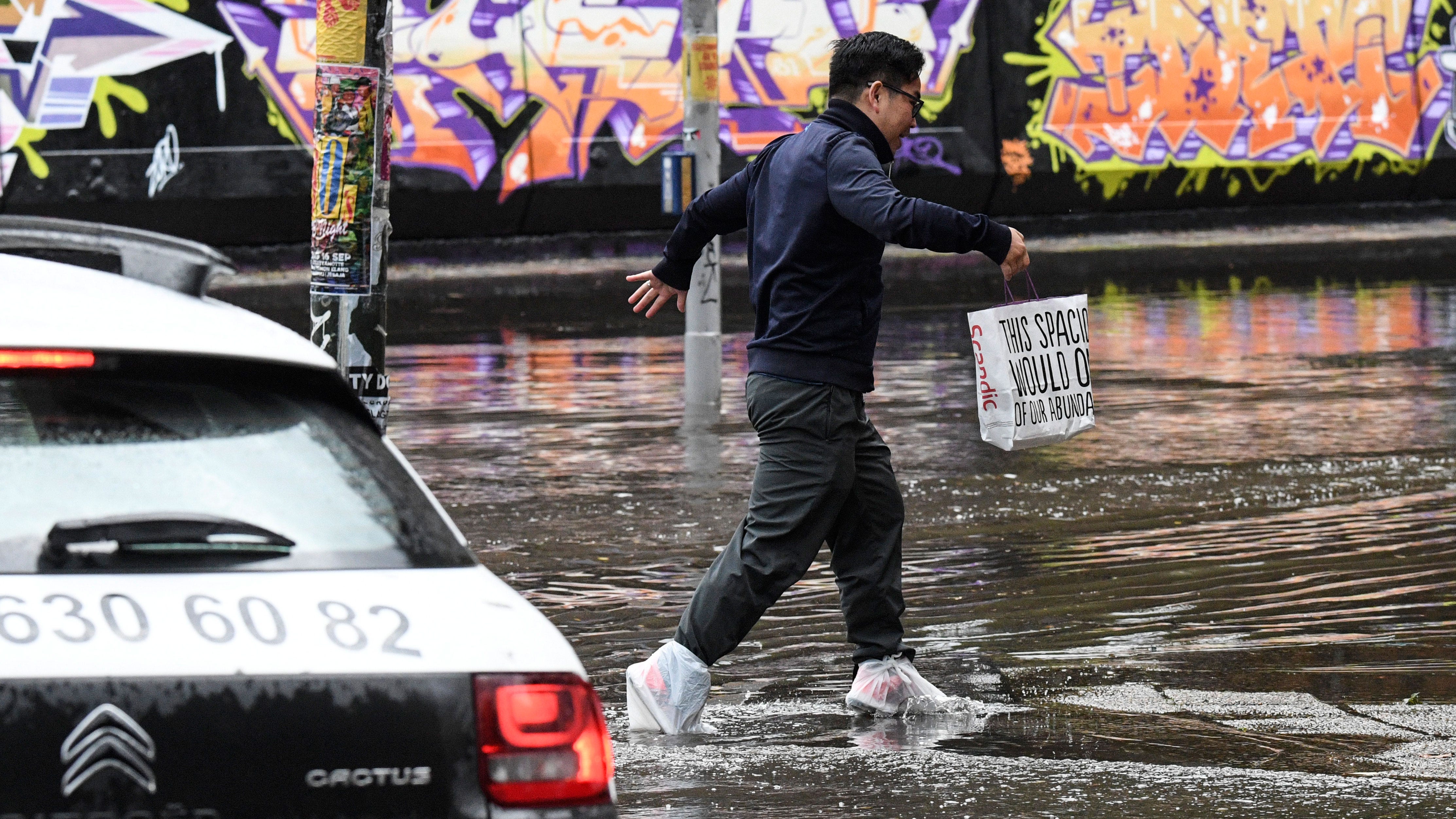 Översvämmade gator i centrala Malmö. Ett kraftigt regn och åskoväder med inslag av hagel drog på söndagen fram över Malmö.