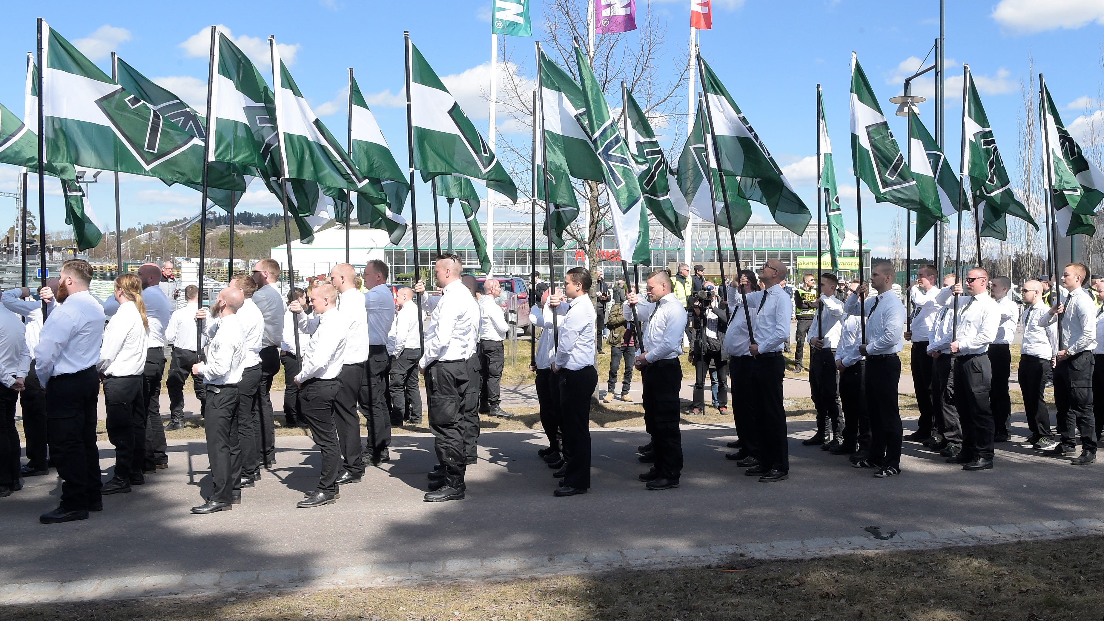 Nazistiska Nordiska motståndsrörelsen vid en demonstration i Falun. Arkivbild.