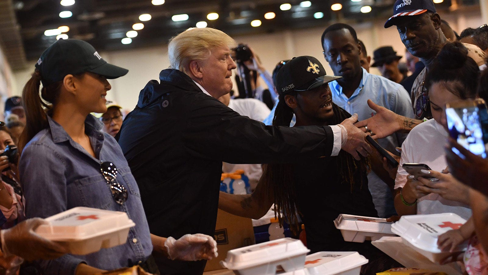 Donald Trump och Melania Trump delar ut mat till personer som drabbats av orkanen Harvey.