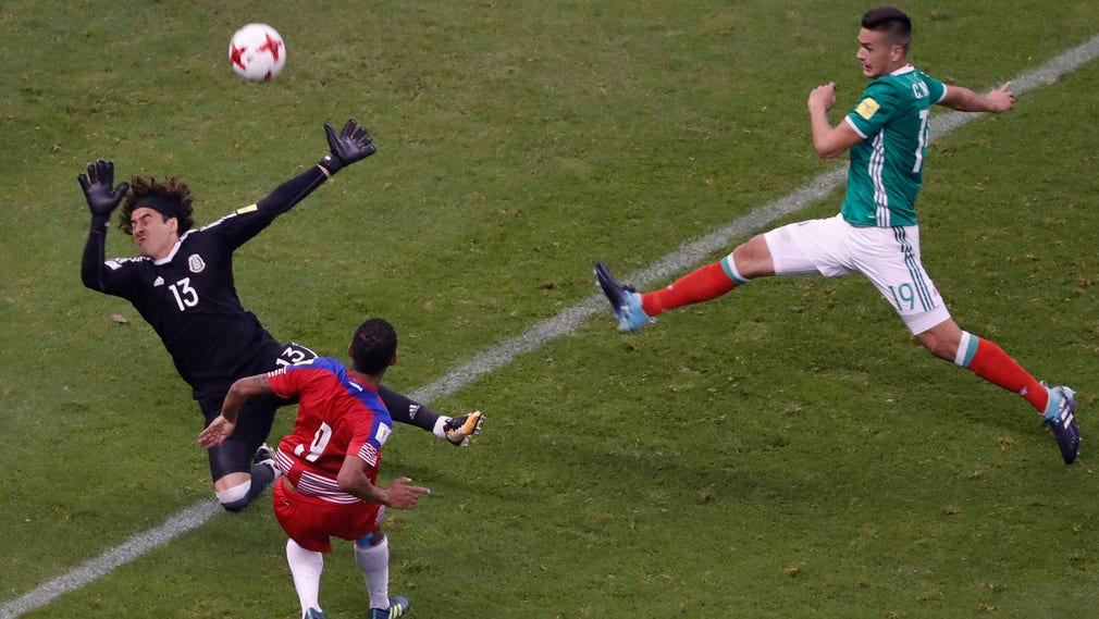 Mexikos målvakt Ochoa och Panamas anfallare Gabriel Torres.