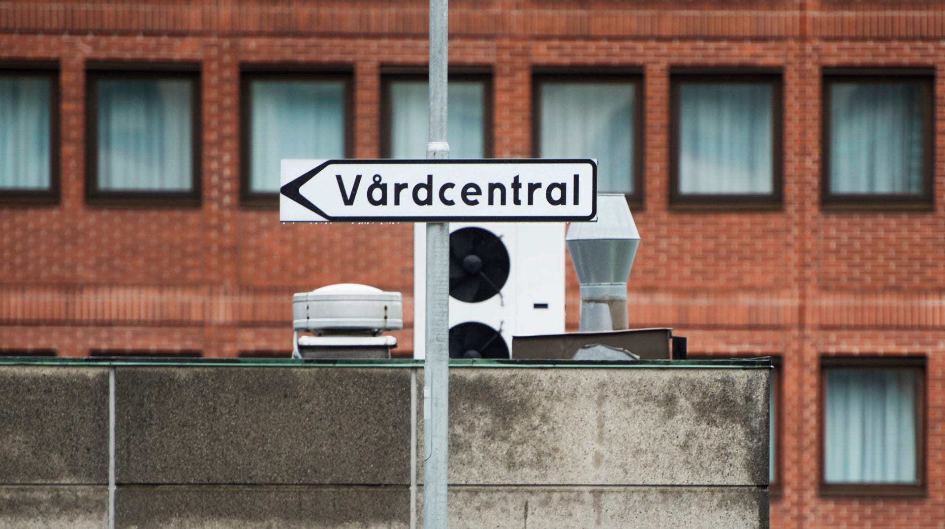 Om välfärdsföretagen hade lika höga sjukskrivningstal som i landsting och kommuner skulle det innebära en extra kostnad för staten på cirka 470 miljoner kronor, skriver artikelförfattarna.