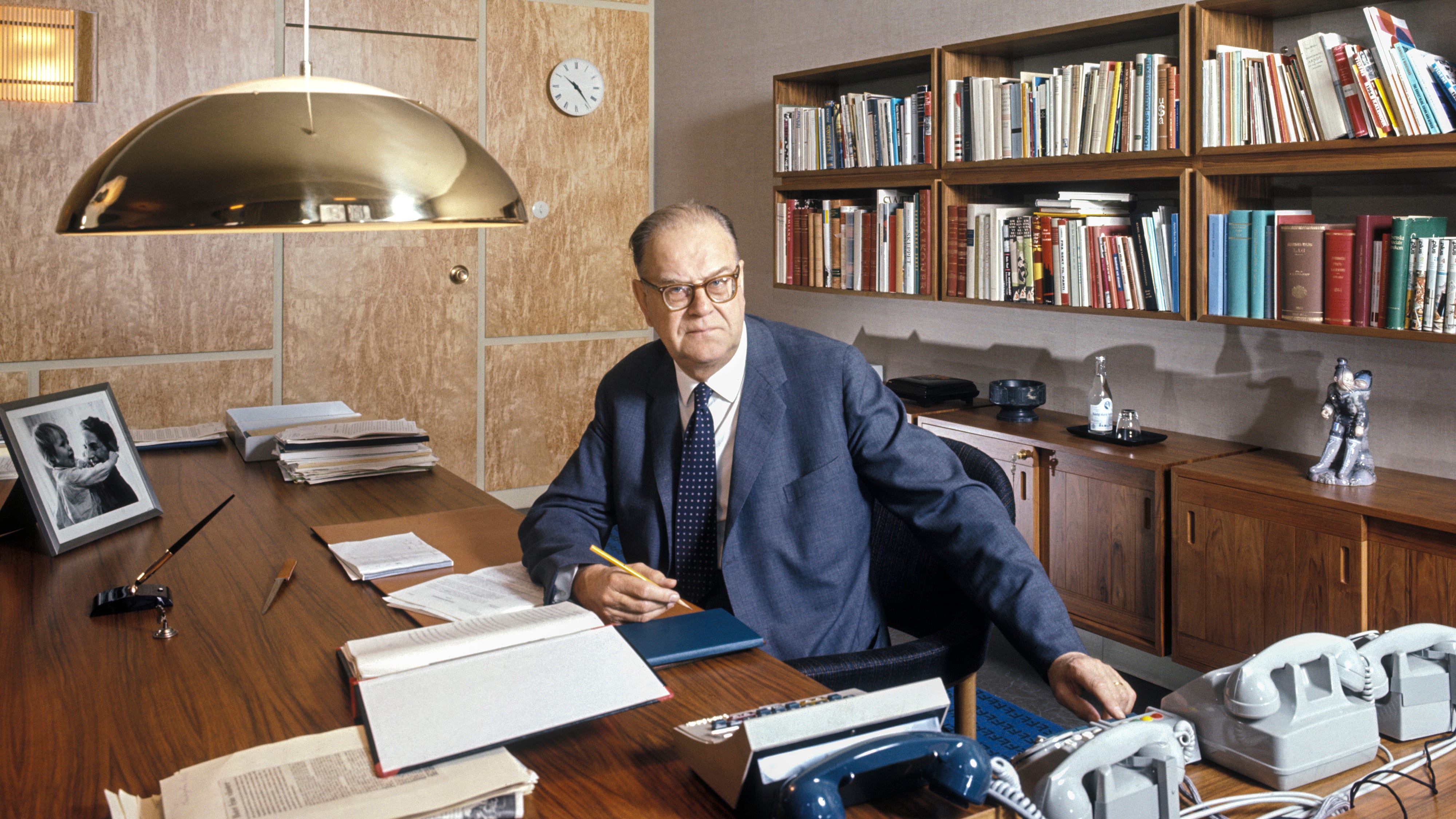 Tage Erlander vid sitt skrivbord i Kanslihuset.
