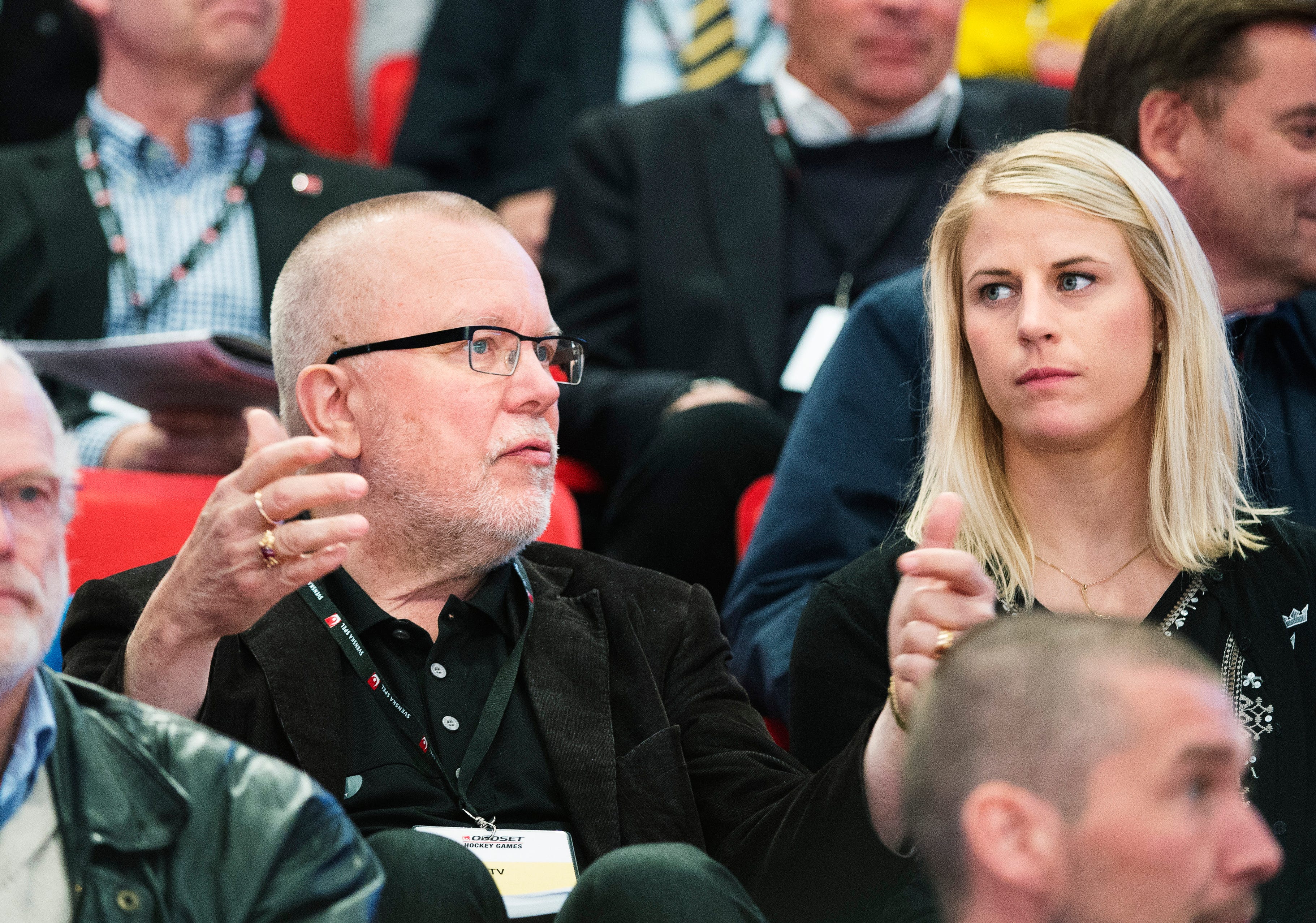Förbundskaptenen Leif Boork i en diskussion med Jenni Asserholt under Oddset Hockey Games i Stockholm 2014.