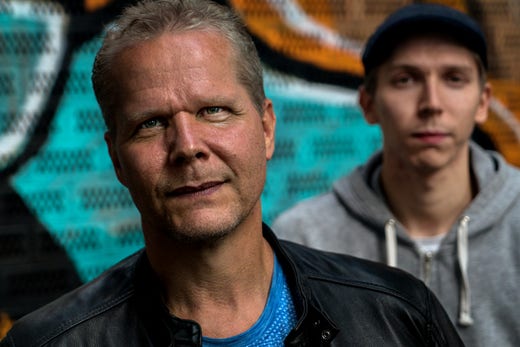 Efter fyra hektiska månader i frihet bygger Kaj Linna, 55, på sin relation till de tre sönerna. I bakgrunden Fabian, 24. Av olika skäl sågs de bara en gång under Kajs 13 år i fängelse.