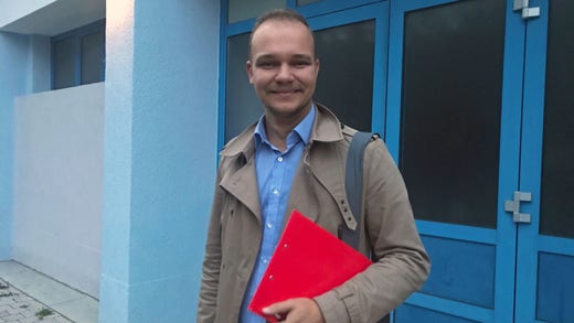 Dmitri Geidel knackar dörr i Marzahn i ett försök att locka röster till SPD.