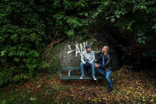 Nu berättar Kaj Linna om den svåra tiden ”på kåken”. Han upplevde mycket våld, blev själv misshandlad, enligt honom både av andra interner och kriminalvårdare. ”Folk utanför murarna vet inte vad som händer där inne. Om det vill jag berätta, säger han.