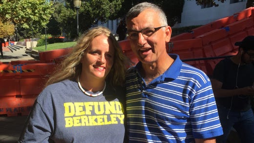 Paret Desiree och Bob Parsons, från Lansing, Michigan, reste till Berkeley för att visa sitt stöd för yttrandefriheten.