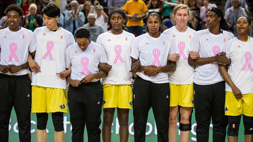 Spelare från Minnesota Lynx och Seattle Storm stod arm i arm under en tyst minut för Heather Heyer, som dödades i Charlottesville.