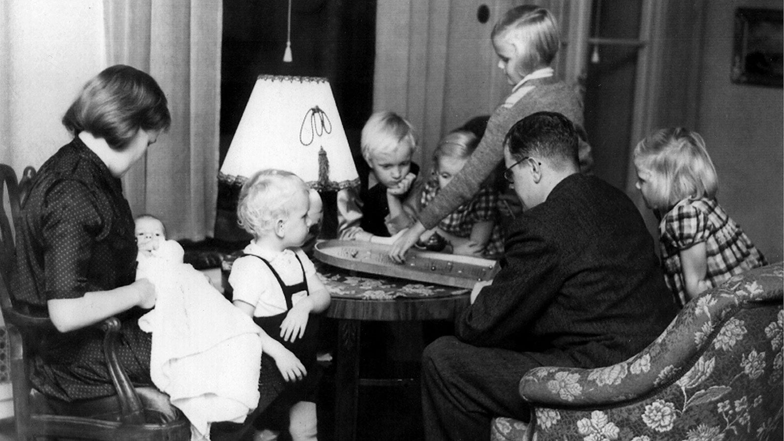Sjubarnsfamiljen Westman spelar Fortuna i oktober 1941.