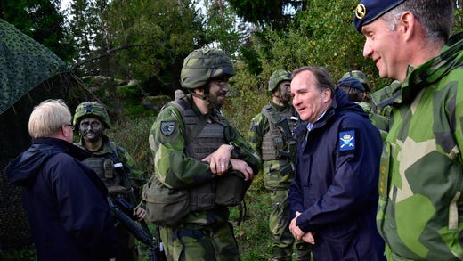 Stefan Löfven gillar besök i den militära verkligheten.