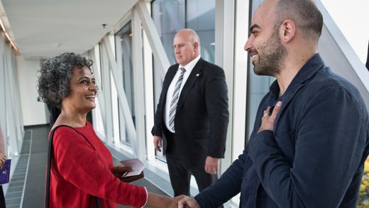 Roberto Saviano hälsar på en annan av Bokmässans internationella stjärnor, Arundhati Roy.