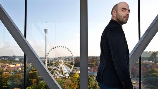 "Jag hoppas kunna överleva mina fiender, och att det på något vis kommer uppstå en vapenvila. Men jag kommer i alla fall inte ta något steg tillbaka. Jag har att göra med väldigt fega fiender.", säger Roberto Saviano som sällan får lämna hotellrummet av säkerhetsskäl.