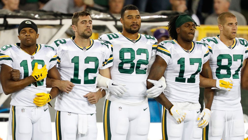 Green Bay-spelarna under nationalsången.