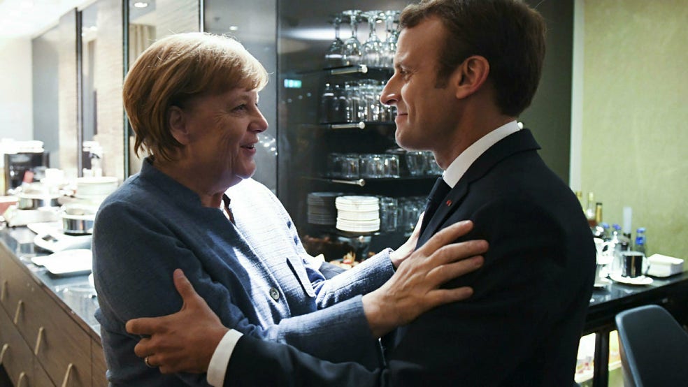 ”Det finns mycket hög grad av samstämmighet mellan Tyskland och Frankrike”, sade Angela Merkel. Sedan hälsade hon på Emmanuel Macron med en varm omfamning.
