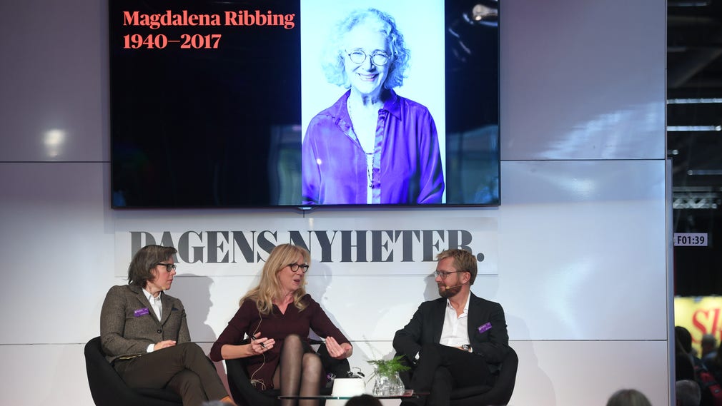 Författaren Lena Andersson och DN:s Åsa Beckman samt Björn Wiman satt på scenen under minnesstunden för Magdalena Ribbing, i Dagens nyheters monter på bokmässan i Göteborg.